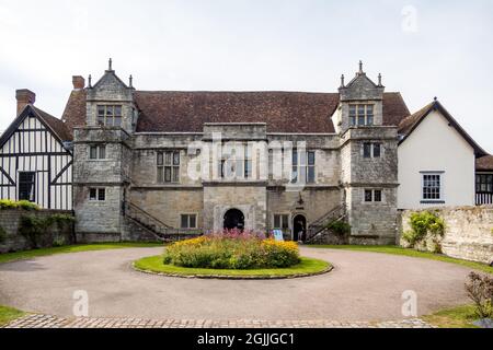 MAIDSTONE, KENT, Royaume-Uni - SEPTEMBRE 6 : vue du bâtiment du bureau des registres à Maidstone le 6 septembre 2021. Deux personnes non identifiées Banque D'Images