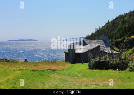 Une ancienne maison en bois sur une colline surplombant l'océan, Random passage site, New Bonaventure, Terre-Neuve. Banque D'Images