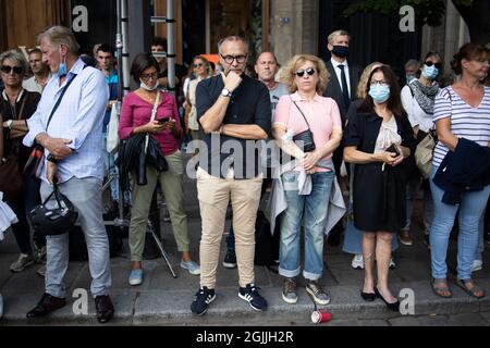 Paris, France. 10 septembre 2021. Fans lors de la cérémonie funéraire de feu l'acteur français Jean-Paul Belmondo à l'église Saint-Germain-des-Prés à Paris le 10 septembre 2021. Plusieurs centaines de participants se sont réunis pour rendre hommage à l'un des acteurs français les plus populaires le 9 septembre 2021, ses proches, le président français et les membres du gouvernement ainsi que des personnalités du monde du cinéma, de la culture et du sport. Belmondo est décédé le 6 septembre 2021 à l'âge de 88 ans. Photo de Raphael Lafargue/ABACAPRESS.COM crédit: Abaca Press/Alay Live News Banque D'Images