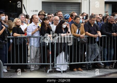 Paris, France. 10 septembre 2021. Fans lors de la cérémonie funéraire de feu l'acteur français Jean-Paul Belmondo à l'église Saint-Germain-des-Prés à Paris le 10 septembre 2021. Plusieurs centaines de participants se sont réunis pour rendre hommage à l'un des acteurs français les plus populaires le 9 septembre 2021, ses proches, le président français et les membres du gouvernement ainsi que des personnalités du monde du cinéma, de la culture et du sport. Belmondo est décédé le 6 septembre 2021 à l'âge de 88 ans. Photo de Raphael Lafargue/ABACAPRESS.COM crédit: Abaca Press/Alay Live News Banque D'Images