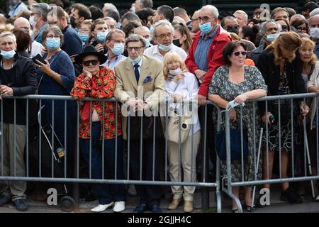 Paris, France. 10 septembre 2021. Fans lors de la cérémonie funéraire de feu l'acteur français Jean-Paul Belmondo à l'église Saint-Germain-des-Prés à Paris le 10 septembre 2021. Plusieurs centaines de participants se sont réunis pour rendre hommage à l'un des acteurs français les plus populaires le 9 septembre 2021, ses proches, le président français et les membres du gouvernement ainsi que des personnalités du monde du cinéma, de la culture et du sport. Belmondo est décédé le 6 septembre 2021 à l'âge de 88 ans. Photo de Raphael Lafargue/ABACAPRESS.COM crédit: Abaca Press/Alay Live News Banque D'Images