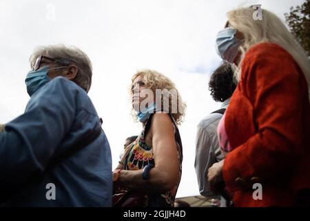 Paris, France. 10 septembre 2021. Fans lors de la cérémonie funéraire de feu l'acteur français Jean-Paul Belmondo à l'église Saint-Germain-des-Prés à Paris le 10 septembre 2021. Plusieurs centaines de participants se sont réunis pour rendre hommage à l'un des acteurs français les plus populaires le 9 septembre 2021, ses proches, le président français et les membres du gouvernement ainsi que des personnalités du monde du cinéma, de la culture et du sport. Belmondo est décédé le 6 septembre 2021 à l'âge de 88 ans. Photo de Raphael Lafargue/ABACAPRESS.COM crédit: Abaca Press/Alay Live News Banque D'Images