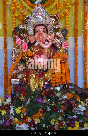 Guwahati, Guwahati, Inde. 10 septembre 2021. Les dévotés hindous indiens offrent la prière au Dieu hindou à tête d'éléphant Ganesha à l'occasion de Ganesh Chaturthi à Guwahati Assam Inde le vendredi 10 septembre 2021. (Credit image: © Dasarath Deka/ZUMA Press Wire) Credit: ZUMA Press, Inc./Alamy Live News Banque D'Images