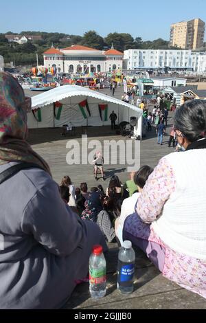 « Palestine sur le quai : une journée de célébration de la culture palestinienne, incluant musique, danse, contes, stands de nourriture et d'artisanat, Hastings, Sussex, Royaume-Uni Banque D'Images