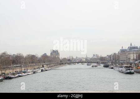 Croisières en bateau amarrées sur les rives de la Seine, Paris, France Banque D'Images