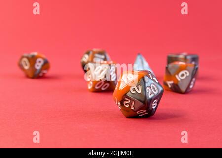 Jeu de dés pour les jeux de table de fantaisie dnd et rpg. Jeu de société polyédriques dés avec différents côtés sur fond rouge vif Banque D'Images