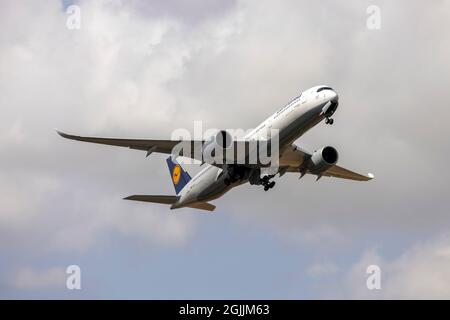 Lufthansa Airbus A350-941 (REG: D-AIXF) décollage pour New York JFK. Banque D'Images