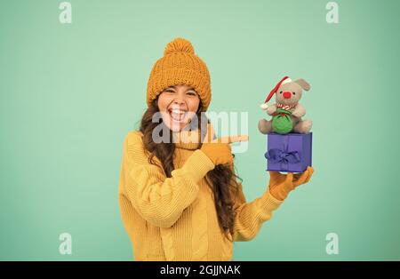 Shopping. Préparez-vous pour Noël. Bonne nouvelle année 2020. Symbole de rat de l'année. Petite fille heureuse tient le jouet de souris. Chandail tricoté pour enfant et chapeau jouent le jouet en peluche Banque D'Images