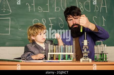 J'aime étudier à l'école. Enseignant et élève en laboratoire chimique. Étudier la chimie et la biologie. Étudier est intéressant. Invention chimique. Etude Banque D'Images