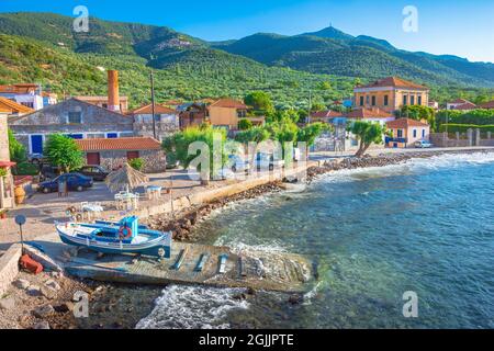 La petite église de Panagia gorgona située sur un rocher à Skala Sykamias, un village balnéaire pittoresque de Lesvos Banque D'Images