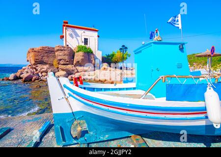 La petite église de Panagia gorgona située sur un rocher à Skala Sykamias, un village balnéaire pittoresque de Lesvos Banque D'Images