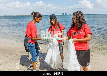 Miami Florida, Baynanza Biscayne Bay Cleanup Day, nettoyer les bénévoles travaillant bénévolement ensemble des étudiants, hispanique Black Girls femme, adolescent adolescent adolescent Banque D'Images