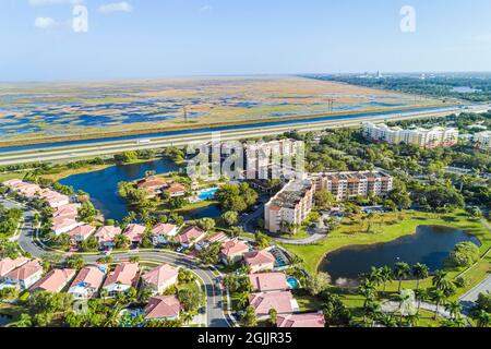 Weston Florida, fort ft. Lauderdale, vue aérienne depuis le dessus, maisons bordant l'aire de conservation de l'eau de gestion de la faune 2B, Everglades Parkway A Banque D'Images