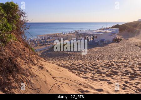 Plage de sable typique avec des dunes à Puglia, Italie: La plage de San Pietro à Bevagna est une oasis naturelle en face de la mer Ionienne bleue de Salento. Banque D'Images