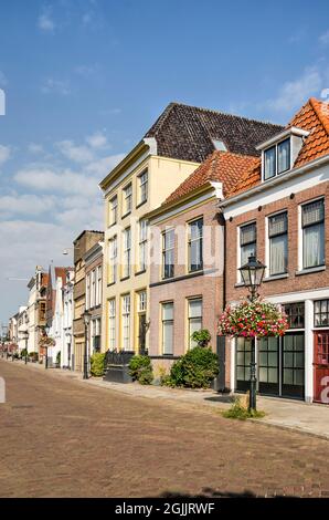 Zwolle, pays-Bas, 4 août 2021 : rangée de maisons historiques aux façades colorées de briques et de plâtre le long du canal Thorbecke Banque D'Images
