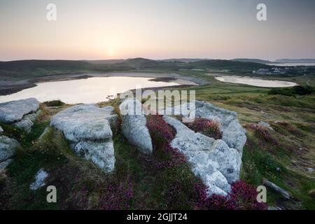 Lever du soleil sur Bryher. Îles Scilly, Cornwall, Royaume-Uni. Vue depuis Gweal Hill sur Poppestones Bay. Banque D'Images