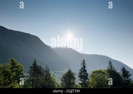 Le soleil du matin s'élève au-dessus de Ben Nevis. Lochaber, Highland, Écosse, Royaume-Uni. Banque D'Images