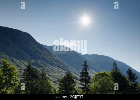 Le soleil du matin s'élève au-dessus de Ben Nevis. Lochaber, Highland, Écosse, Royaume-Uni. Banque D'Images