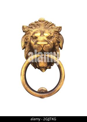 Tête de lion d'or isolée, porte de knocker avec l'anneau sur sa bouche à l'entrée d'une maison, Malte. Poignée de porte traditionnelle italienne sur fond blanc. Banque D'Images