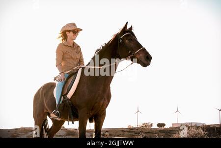 Jeune femme à cheval dans un ranch corral Banque D'Images