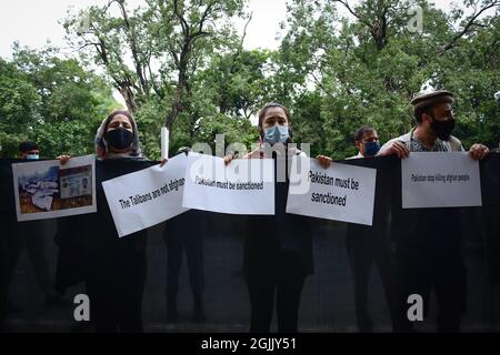 New Delhi, Inde. 10 septembre 2021. Les manifestants tiennent des écriteaux exprimant leur opinion pendant la manifestation. Les réfugiés afghans, en appui à la Force de résistance dirigée par Ahmad Massoud, protestant contre l'offensive du Pakistan à Panjshir, des Afghans qui vivent à New Delhi en Inde, ont organisé une manifestation contre les Taliban et le Pakistan devant le poste de police de Chanakyapuri. Crédit : SOPA Images Limited/Alamy Live News Banque D'Images