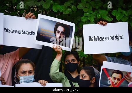 New Delhi, Inde. 10 septembre 2021. Les manifestants tiennent des écriteaux exprimant leur opinion pendant la manifestation. Les réfugiés afghans, en appui à la Force de résistance dirigée par Ahmad Massoud, protestant contre l'offensive du Pakistan à Panjshir, des Afghans qui vivent à New Delhi en Inde, ont organisé une manifestation contre les Taliban et le Pakistan devant le poste de police de Chanakyapuri. Crédit : SOPA Images Limited/Alamy Live News Banque D'Images