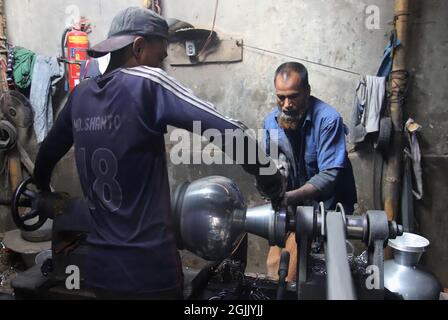 Dhaka, Bangladesh. 09e septembre 2021. Un travailleur fabrique un pot en aluminium à l'usine de pot en aluminium du Bangladesh qui se consacre à la production de chiffres en aluminium, car le gouvernement a permis la reprise du secteur industriel après plusieurs jours de confinement dans le contexte de la pandémie de Covid-19. Le 9 septembre 2021 à Dhaka, au Bangladesh. Photo de Sumit Ahmed/Eyepix Group/ABACAPRESS.COM crédit: Abaca Press/Alay Live News Banque D'Images