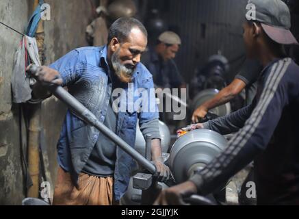 Dhaka, Bangladesh. 09e septembre 2021. Un travailleur fabrique un pot en aluminium à l'usine de pot en aluminium du Bangladesh qui se consacre à la production de chiffres en aluminium, car le gouvernement a permis la reprise du secteur industriel après plusieurs jours de confinement dans le contexte de la pandémie de Covid-19. Le 9 septembre 2021 à Dhaka, au Bangladesh. Photo de Sumit Ahmed/Eyepix Group/ABACAPRESS.COM crédit: Abaca Press/Alay Live News Banque D'Images