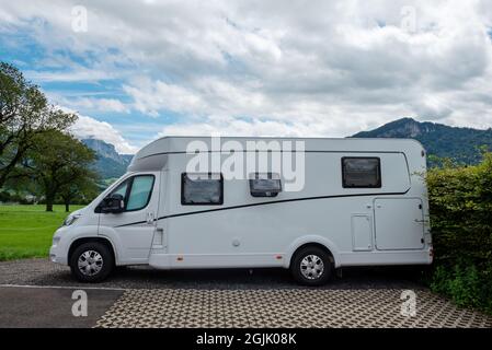 Caravane vacances en voiture. Vacances en famille, camping-car. Vacances à motorhome. Suisse paysage naturel Banque D'Images