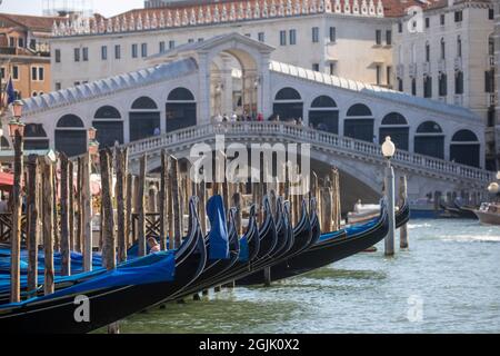 Gondoles sur le Grand Canal à Venise. Le canal relie la gare de Santa Lucia au lagon de San Marco. Les touristes aiment prendre des gondoles. Banque D'Images