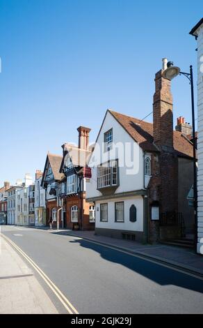 Vue sur High Street, Lewes avec la maison de Thomas Paine en premier plan Banque D'Images