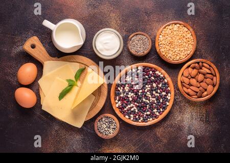 Produits riches en calcium sur fond sombre. Une alimentation saine. Vue de dessus Banque D'Images