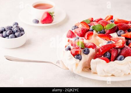 Délicieux gâteau Pavlova aux fraises fraîches et aux myrtilles, sélectif Banque D'Images
