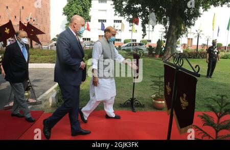 New Delhi, Inde. 10 septembre 2021. Le ministre indien de la Défense Rajnath Singh (à droite) et le ministre australien de la Défense Peter Dutton (à droite) vus lors d'une cérémonie à New Delhi. Le ministre australien de la Défense Peter Dutton, Qui est venu en Inde pour une tournée officielle de deux jours pour participer au premier dialogue ministériel de deux plus deux entre les deux pays pendant la période Covid-19. (Photo par Naveen Sharma/SOPA Images/Sipa USA) crédit: SIPA USA/Alay Live News Banque D'Images