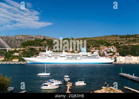 Dubrovnik, Croatie - octobre 10 2019 : bateau de croisière TUI Marella Celebration, Marella Cruises et petits bateaux de pêche amarrés au port Gruz à Dubrovnik Banque D'Images