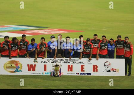 Dhaka, Bangladesh. 10 septembre 2021. Les joueurs de cricket du Bangladesh posent pour une photo après avoir remporté la série T20 3-2 entre l'équipe de cricket du Bangladesh et la Nouvelle-Zélande au stade national de cricket Sher-e-Bangla. Crédit : SOPA Images Limited/Alamy Live News Banque D'Images