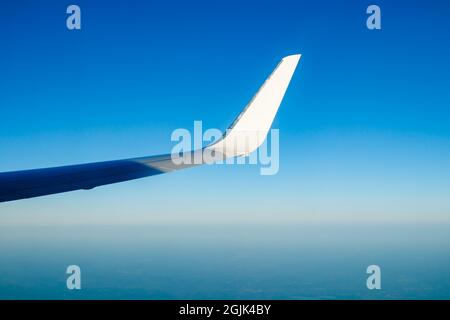 Aile plate sur ciel bleu. Vol d'Amsterdam à Helsinki. Banque D'Images