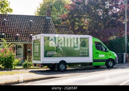 Une fourgonnette Asda livrant des provisions à un bungalow dans le village de Dersingham, dans le Norfolk. Banque D'Images