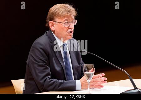 Valence, Espagne. 10 septembre 2021. Ximo Puig Président de la Generalitat de Valence, prenant la parole au cours de la présentation au Palau des Arts.Goya Awards est un événement annuel de l'Académie des Arts du mouvement et des Sciences de l'Espagne, Dans le but de récompenser les meilleurs professionnels dans chacune des différentes spécialités du cinéma espagnol. L'événement a été présenté et sa 36e édition aura lieu à l'occasion de la célébration de la fin de l'année Berlanga (fév 12 2022) Credit: SOPA Images Limited/Alamy Live News Banque D'Images