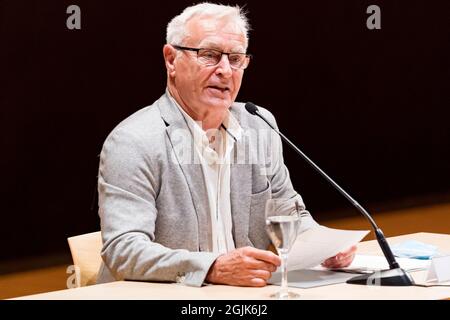 Valence, Espagne. 10 septembre 2021. Joan Ribo maire de Valence, prenant la parole au cours de la présentation au Palau des Arts.Goya Awards est un événement annuel de l'Académie des Arts du mouvement et des Sciences de l'Espagne, dans le but de récompenser les meilleurs professionnels dans chacune des différentes spécialités du cinéma espagnol. L'événement a été présenté et sa 36e édition aura lieu à l'occasion de la célébration de la fin de l'année Berlanga (fév 12 2022) Credit: SOPA Images Limited/Alamy Live News Banque D'Images