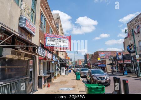 MEMPHIS, TN, États-Unis - 1er SEPTEMBRE 2021 : rue historique Beale Street dans le centre-ville de Memphis Banque D'Images