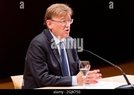 Valence, Espagne. 10 septembre 2021. Ximo Puig Président de la Generalitat de Valence, prenant la parole au cours de la présentation au Palau des Arts.Goya Awards est un événement annuel de l'Académie des Arts du mouvement et des Sciences de l'Espagne, Dans le but de récompenser les meilleurs professionnels dans chacune des différentes spécialités du cinéma espagnol. L'événement a été présenté et sa 36e édition aura lieu à l'occasion de la célébration de la fin de l'année Berlanga (fév 12 2022) (photo de Xisco Navarro/SOPA Images/Sipa USA) crédit: SIPA USA/Alay Live News Banque D'Images