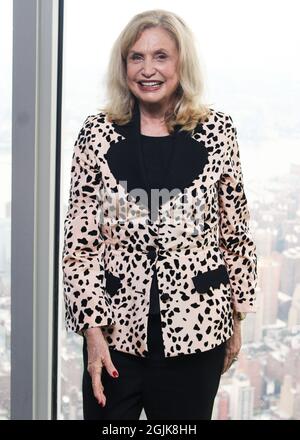 New York, États-Unis. 09e septembre 2021. MANHATTAN, NEW YORK CITY, NEW YORK, États-Unis - SEPTEMBRE 09 : la représentante des États-Unis Carolyn Maloney pose à un événement de lancement de la New York Fashion week 2021 qui s'est tenu à l'Empire State Building le 9 septembre 2021 à Manhattan, New York, New York, États-Unis. (Photo de Jordan Hinton/image Press Agency) Credit: Image Press Agency/Alay Live News Banque D'Images