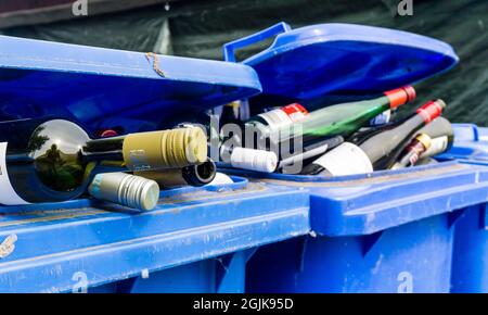 SCHWERIN, ALLEMAGNE - 15 juin 2021 poubelle remplie de beaucoup de bouteilles de vin vides Banque D'Images