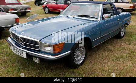 Vue des trois quarts avant de a Labrador Blue, 1983 Mercedes-Benz 280SL (R107), exposée au stand SLShop. Banque D'Images