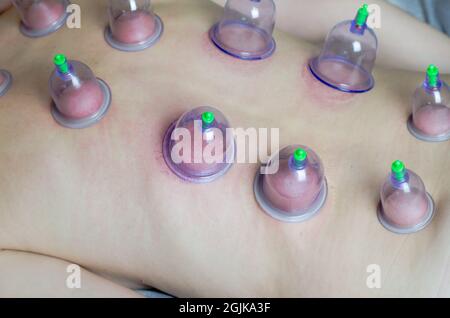 Passez l'aspirateur sur le dos d'une femme, en gros plan. Concept de santé et de mode de vie sain Banque D'Images
