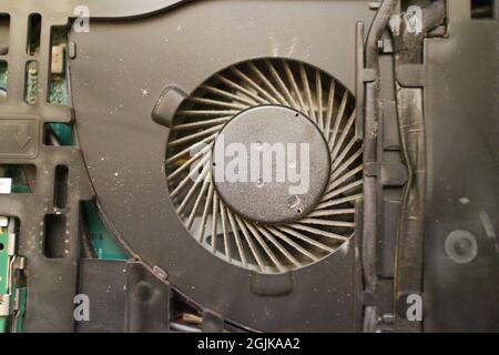 Ventilateur d'ordinateur portable poussiéreux sale composants internes de l'électronique de l'ordinateur encombrés Banque D'Images