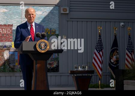 Washington DC, États-Unis. 10 septembre 2021. Le président américain Joe Biden visite la Brookland Middle School et fait des remarques sur la manière dont son administration contribue à protéger les étudiants de Covid-19 dans les salles de classe de Washington, DC, le vendredi 10 septembre 2021. Crédit: Ken Cedeno/Pool via CNP /MediaPunch crédit: MediaPunch Inc/Alay Live News Banque D'Images