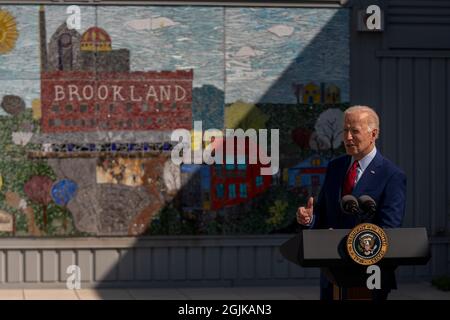 Washington DC, États-Unis. 10 septembre 2021. Le président américain Joe Biden visite la Brookland Middle School et fait des remarques sur la manière dont son administration contribue à protéger les étudiants de Covid-19 dans les salles de classe de Washington, DC, le vendredi 10 septembre 2021. Crédit: Ken Cedeno/Pool via CNP /MediaPunch crédit: MediaPunch Inc/Alay Live News Banque D'Images