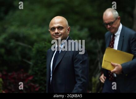 Londres, Angleterre, Royaume-Uni. 10 septembre 2021. Le secrétaire d'État britannique à la santé et aux soins sociaux SAJID JAVID et le conseiller scientifique en chef du gouvernement du Royaume-Uni PATRICK VALLANCE sont vus à l'extérieur du 10 Downing Street. (Credit image: © Tayfun Salci/ZUMA Press Wire) Credit: ZUMA Press, Inc./Alay Live News Banque D'Images